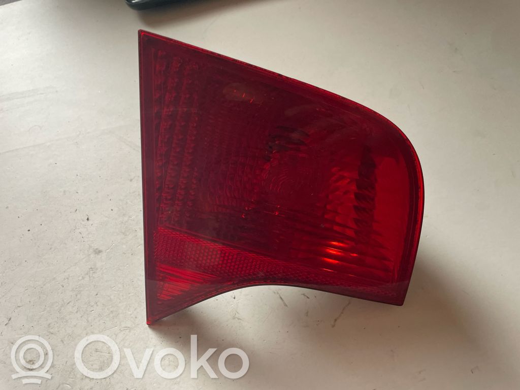 Audi A4 S4 B6 8E 8H Aizmugurējais lukturis pārsegā 