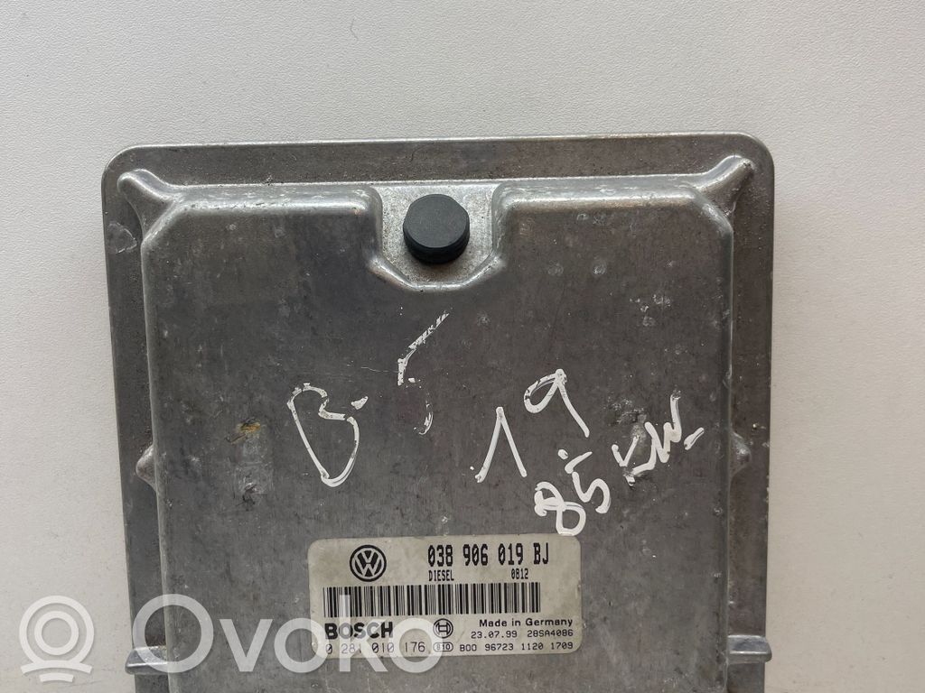 Volkswagen PASSAT B5 Engine control unit/module 