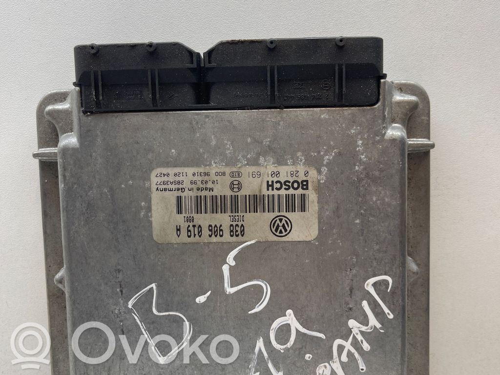 Volkswagen PASSAT B5.5 Engine control unit/module 