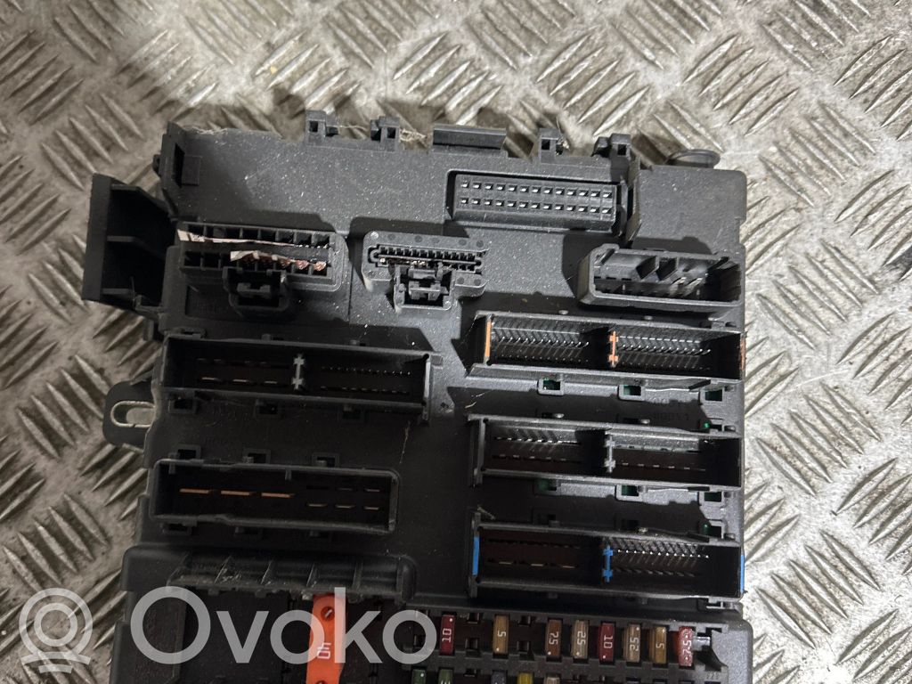 Opel Vectra C Saugiklių blokas 