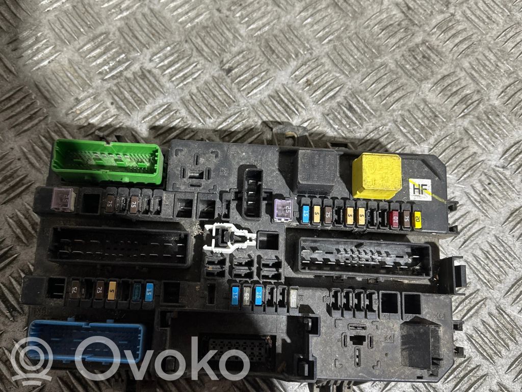 Opel Astra H Ramka / Moduł bezpieczników 