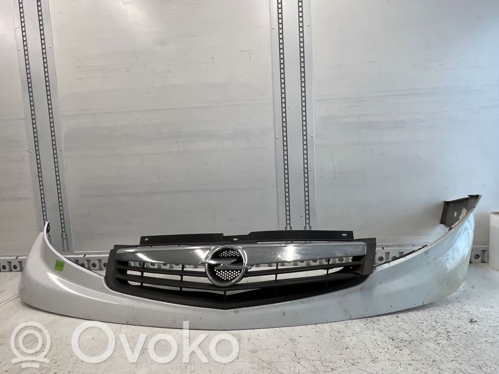 Opel Vivaro Front bumper upper radiator grill 