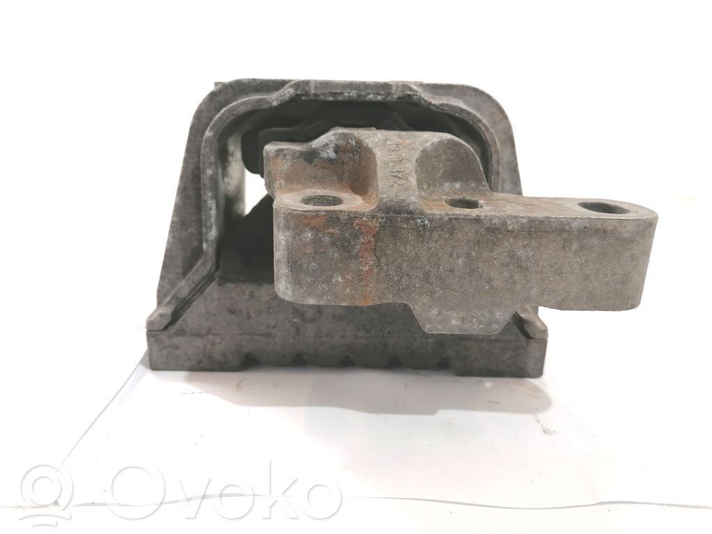 Volkswagen PASSAT B6 Engine mount bracket 