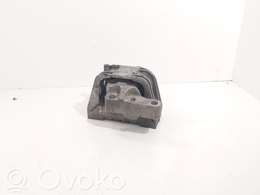 Volkswagen PASSAT B6 Engine mount bracket 