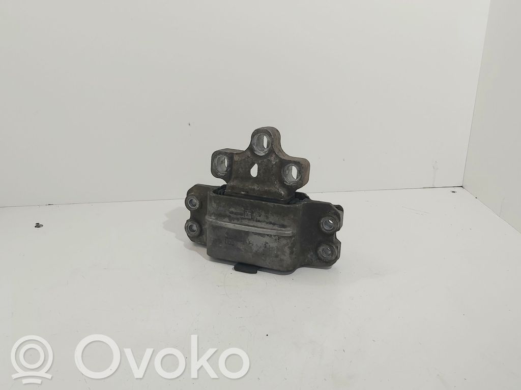 Volkswagen PASSAT B6 Engine mount bracket 