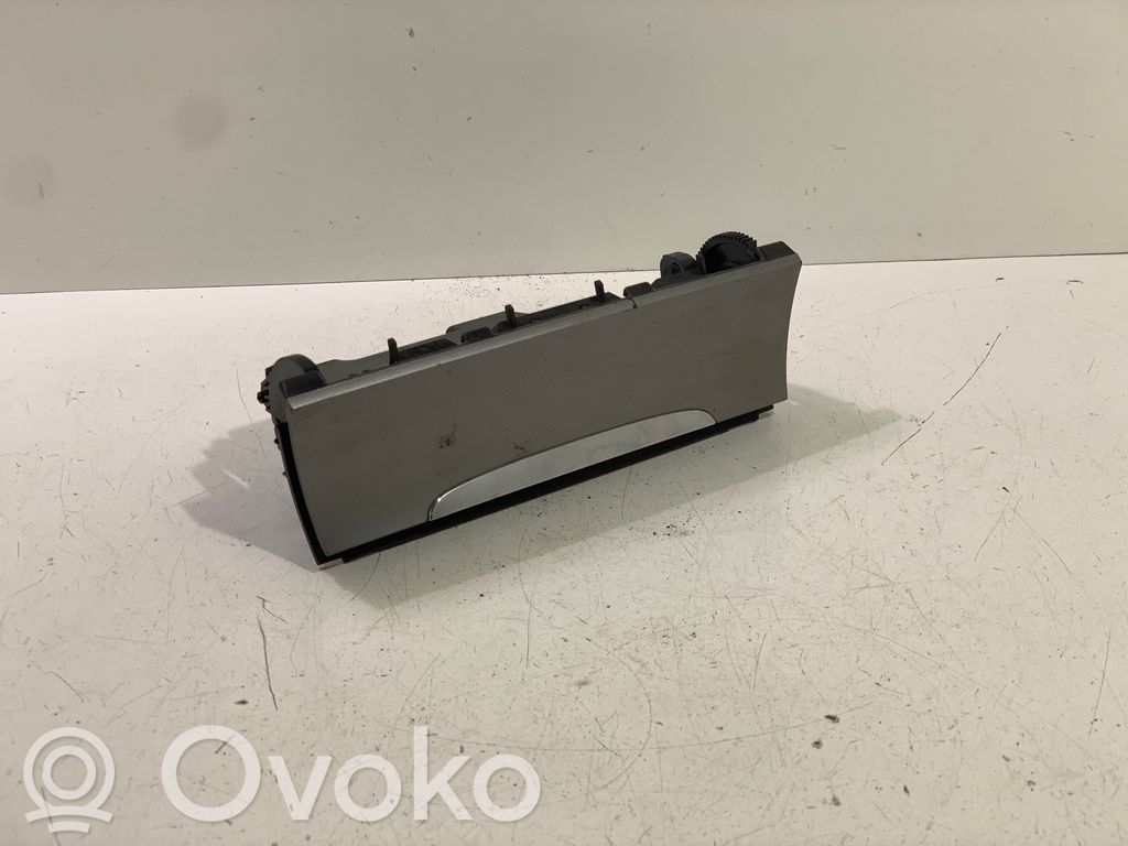 Volkswagen PASSAT B6 Peleninė panelėje 