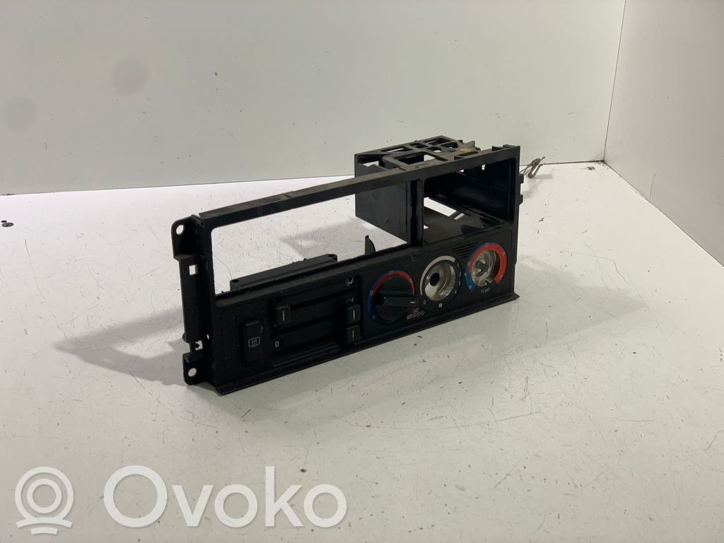 BMW 5 E34 Oro kondicionieriaus/ klimato/ pečiuko valdymo blokas (salone) 