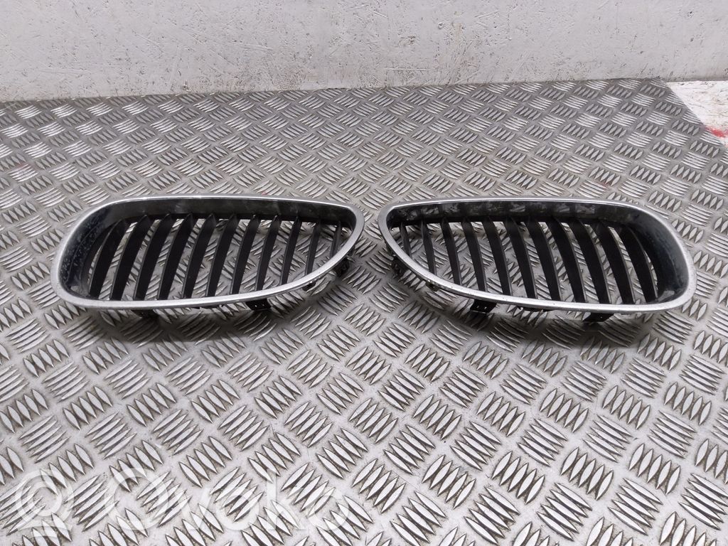 Front bumper upper radiator grill   7065702,7065701