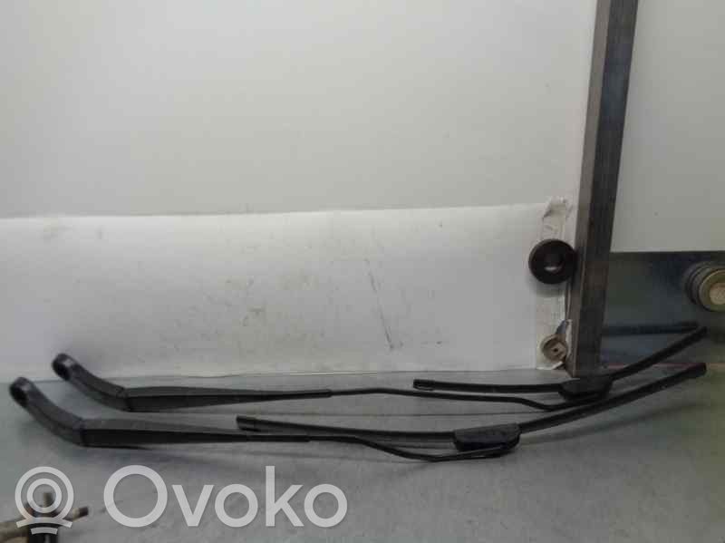 Front wiper blade arm