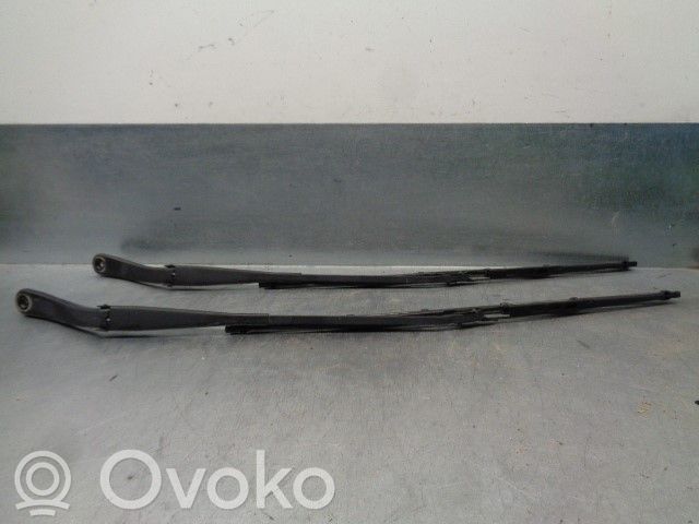 Dacia Duster Front wiper blade arm 