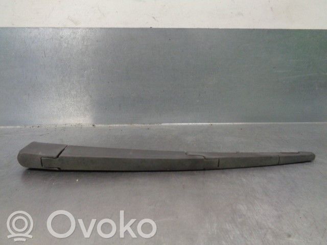 Opel Astra H Ramię wycieraczki szyby tylnej 
