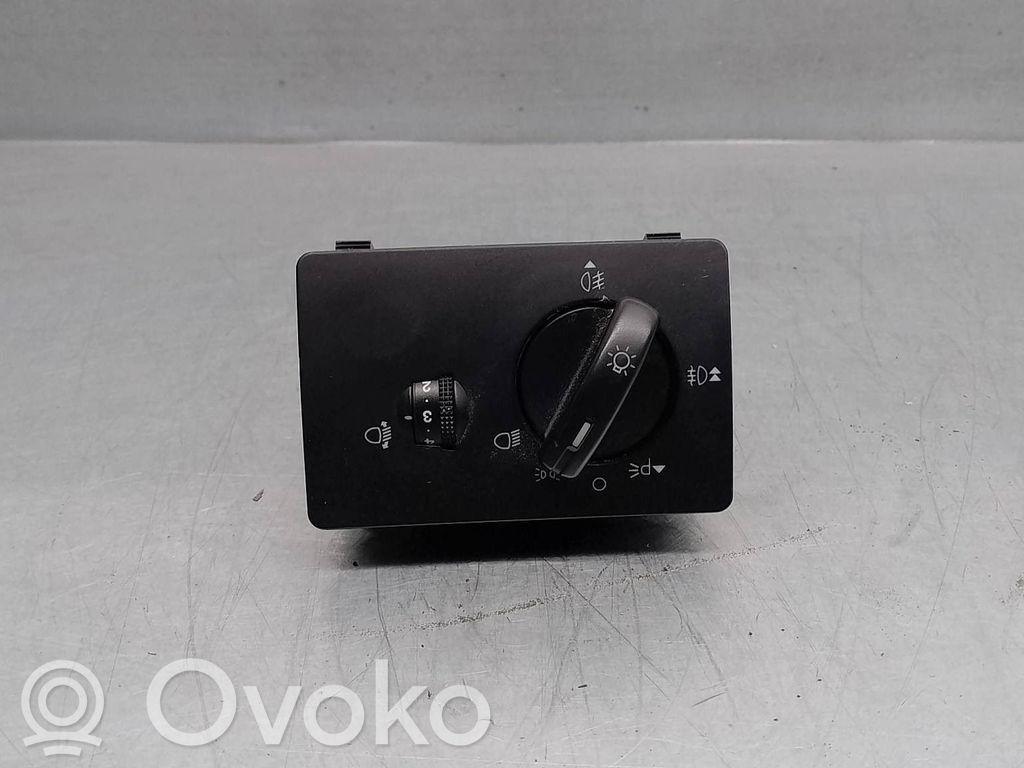 Interruptor de control del panel de luces   7M5T13A024LA