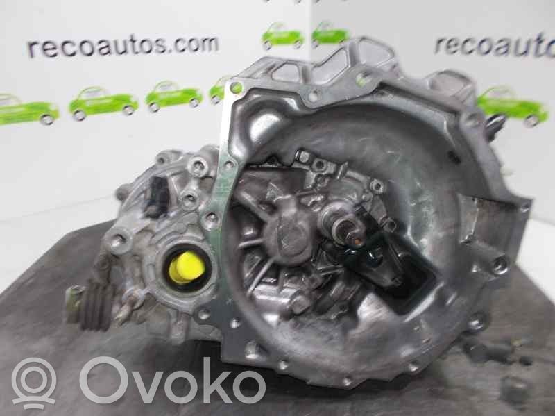 KIA Carens I Mechaninė 5 pavarų dėžė 