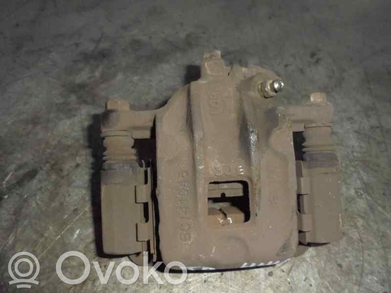 Hyundai Trajet Jarrusatulan tyynyn pidike takana 