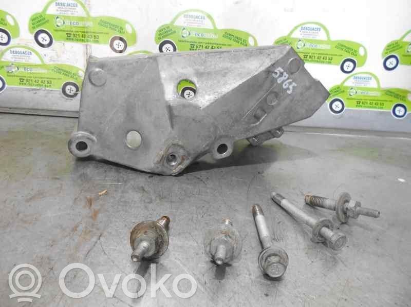 Engine mount bracket   04668457AB,04668458AB