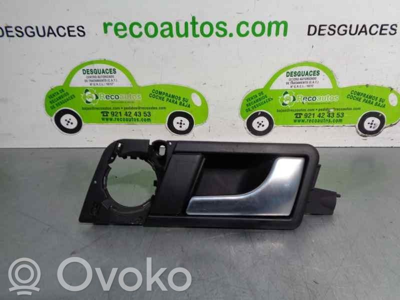 Manecilla interna puerta trasera   8Z0839020