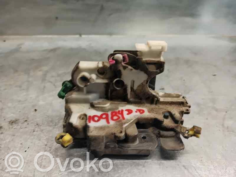 Nissan PickUp Zamek drzwi przednich