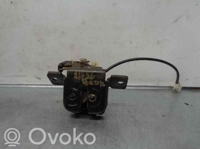 KIA Carens I Tailgate lock latch 