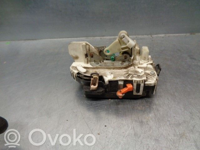 Dodge Caliber Priekšpusē slēdzene 