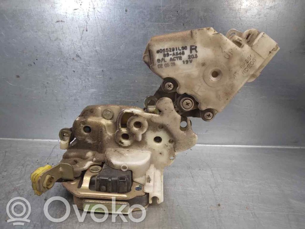 Nissan Terrano Front door lock 
