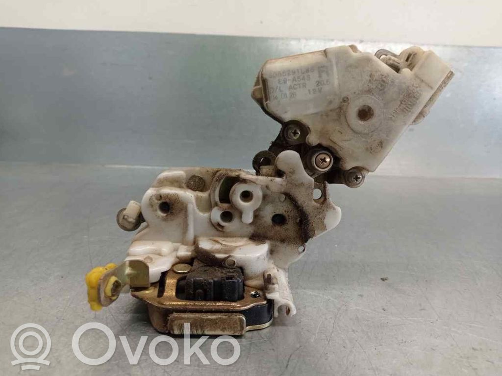 Nissan Terrano Front door lock 