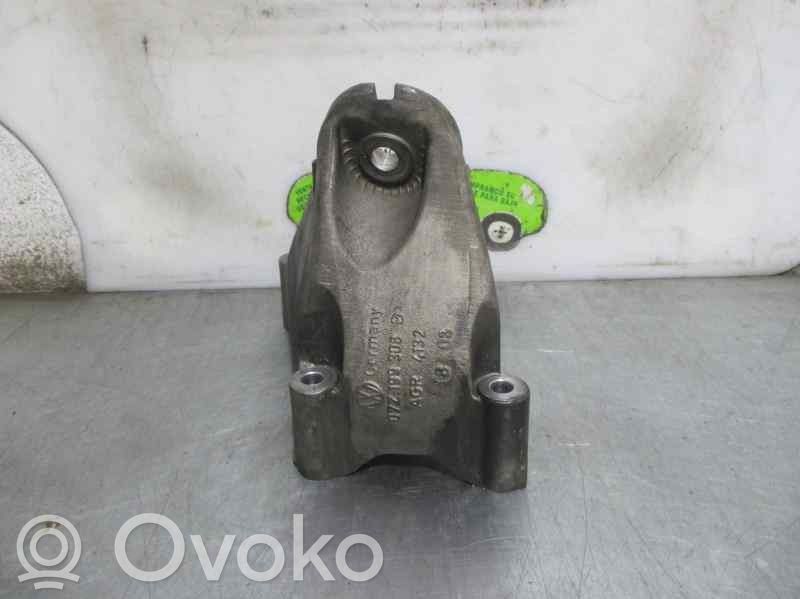 Volkswagen Touareg I Engine mount bracket 