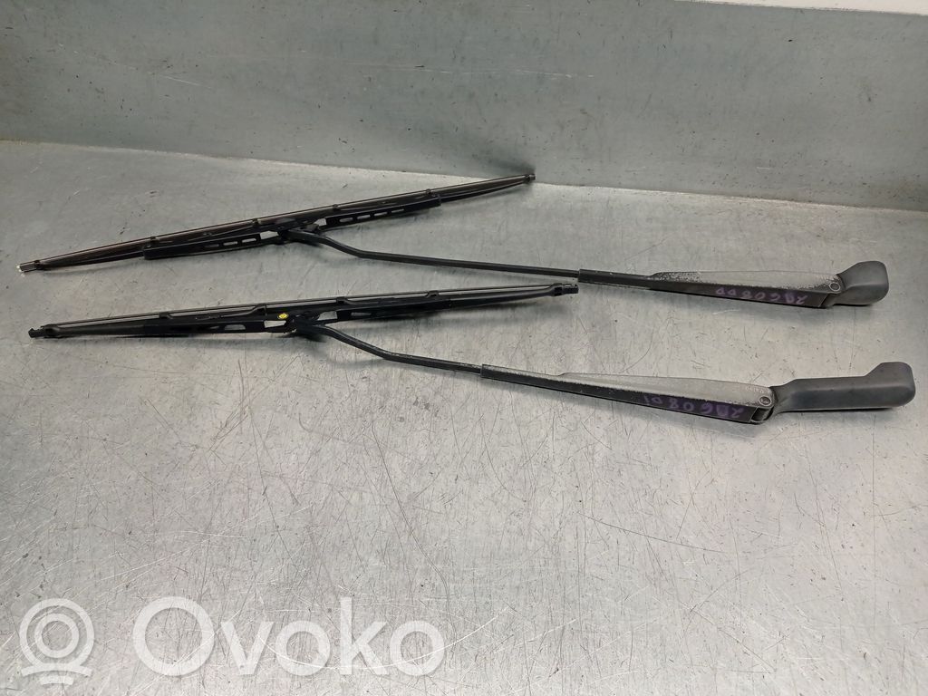 Renault Clio II Front wiper blade arm 