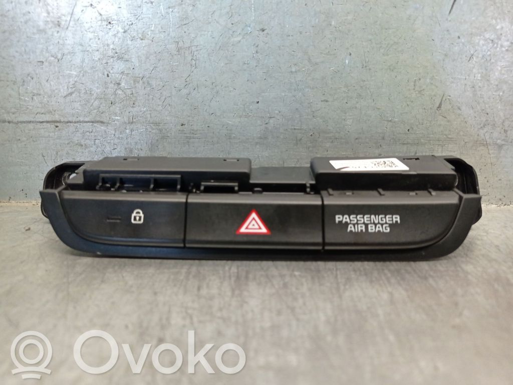 KIA Xceed Hazard light switch 