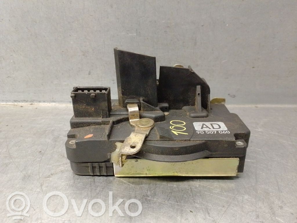 Opel Vectra B Priekšpusē slēdzene 