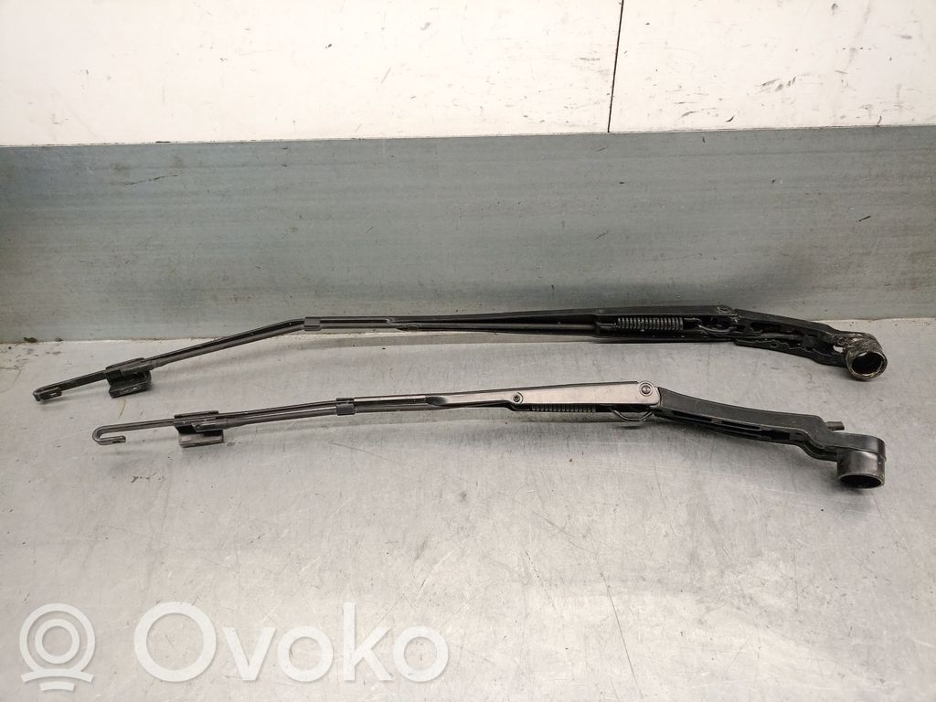 Mazda 3 Etupyyhkimen sulan varsi 