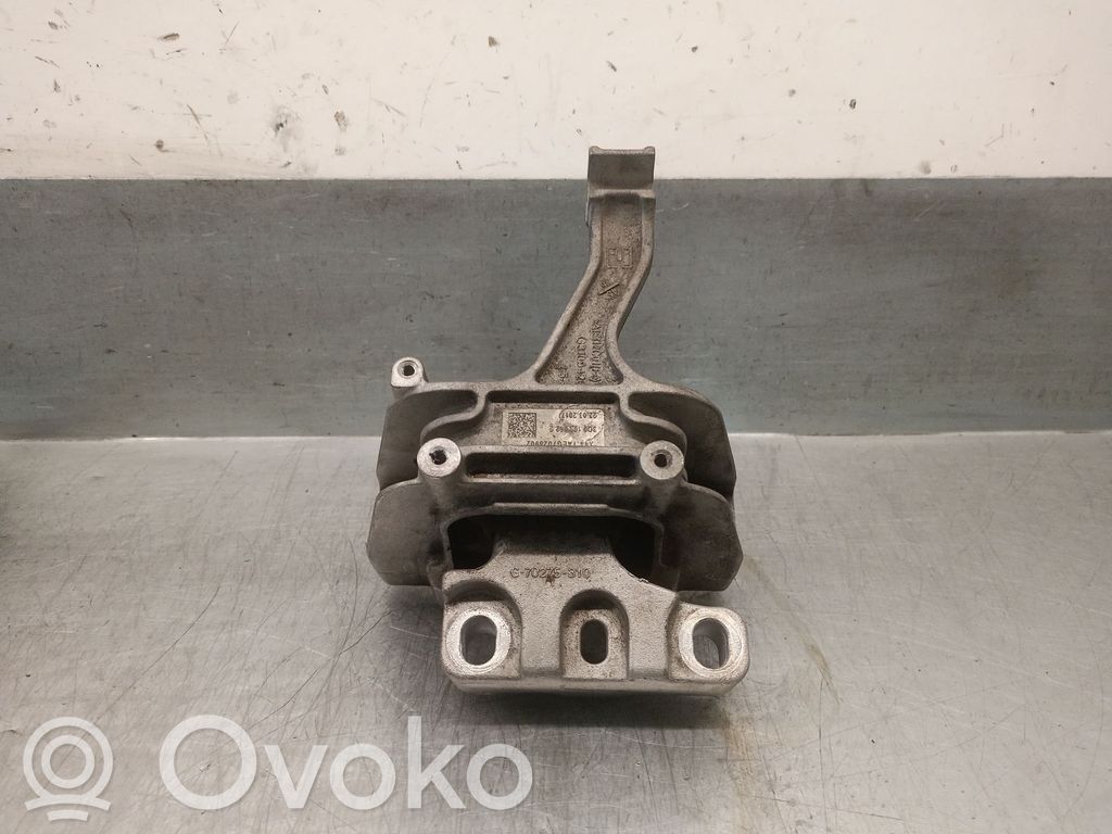 Volkswagen Tiguan Engine mount bracket 