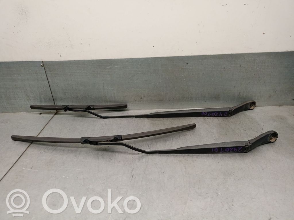 Nissan Note (E11) Front wiper blade arm 