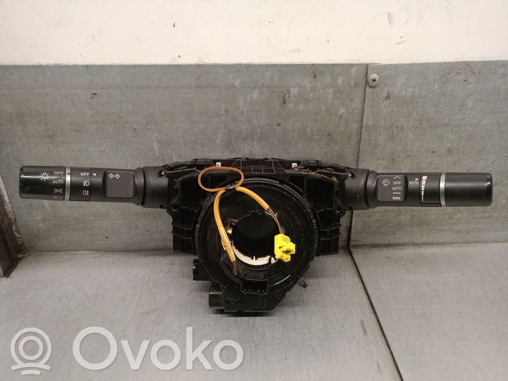 Interrupteur d'éclairage de la cabine dans le panneau   D65166CS0,D651661B1