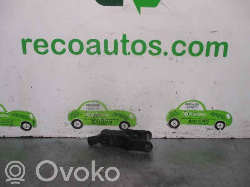 Peugeot 406 Engine mount bracket 