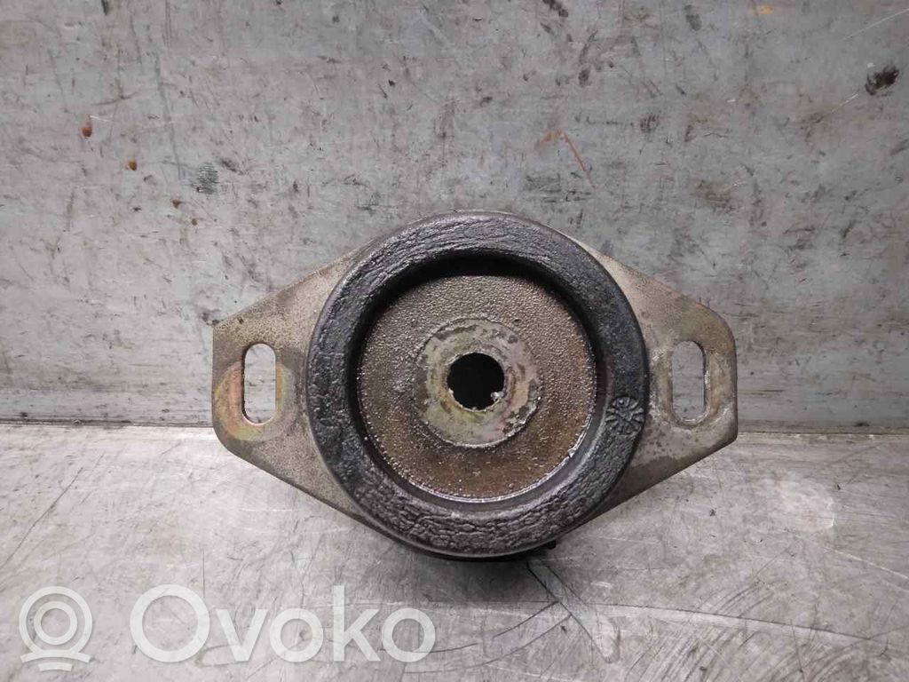 Peugeot 406 Engine mount bracket 