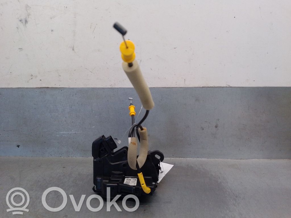 Jeep Avenger Takaoven lukko
