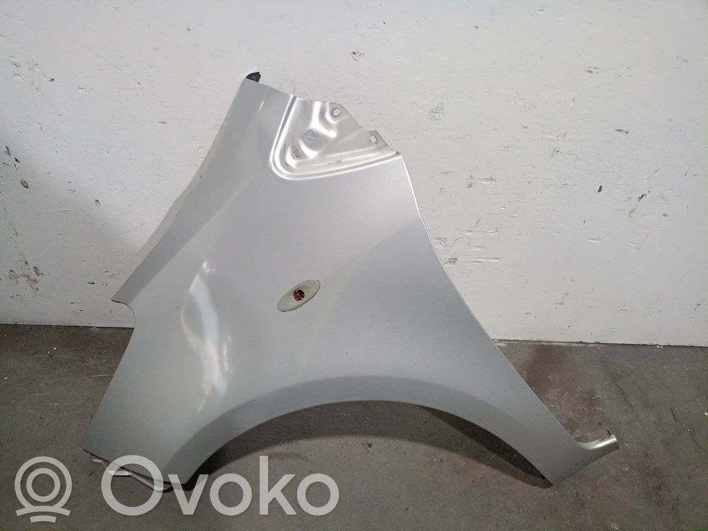 Toyota Yaris Błotnik przedni 