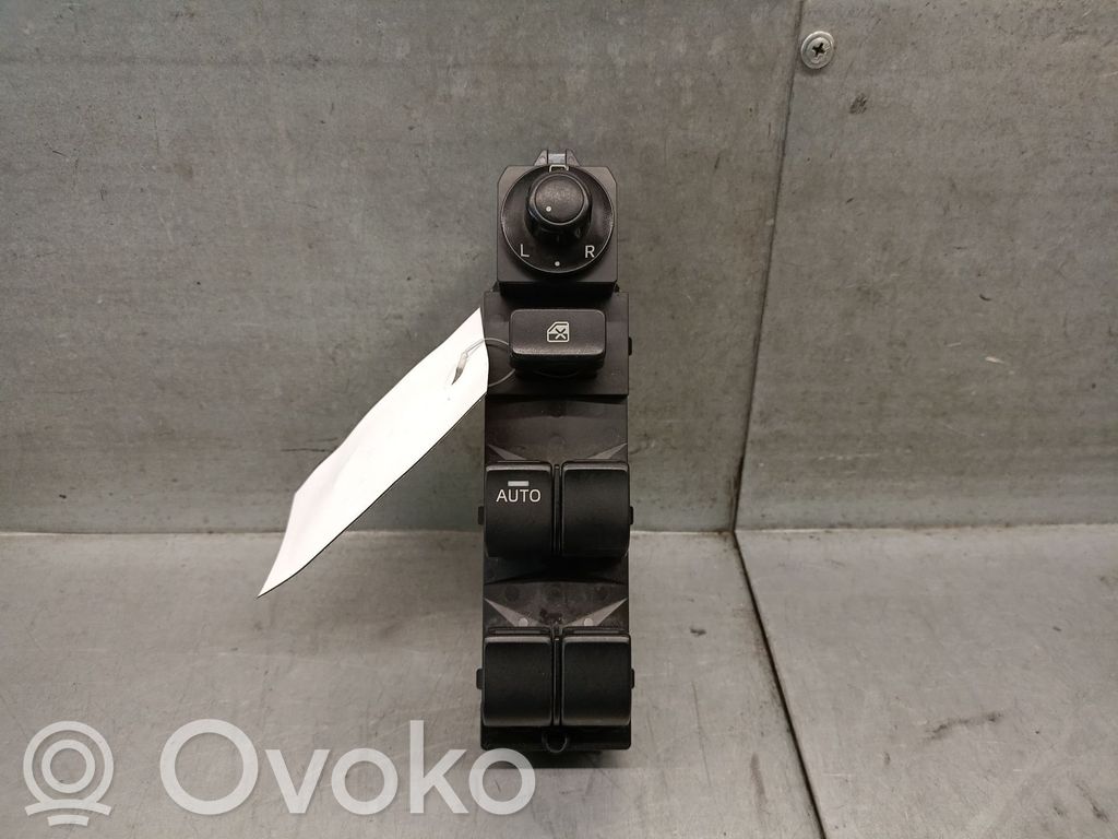 Mazda 3 III Electric window control switch 