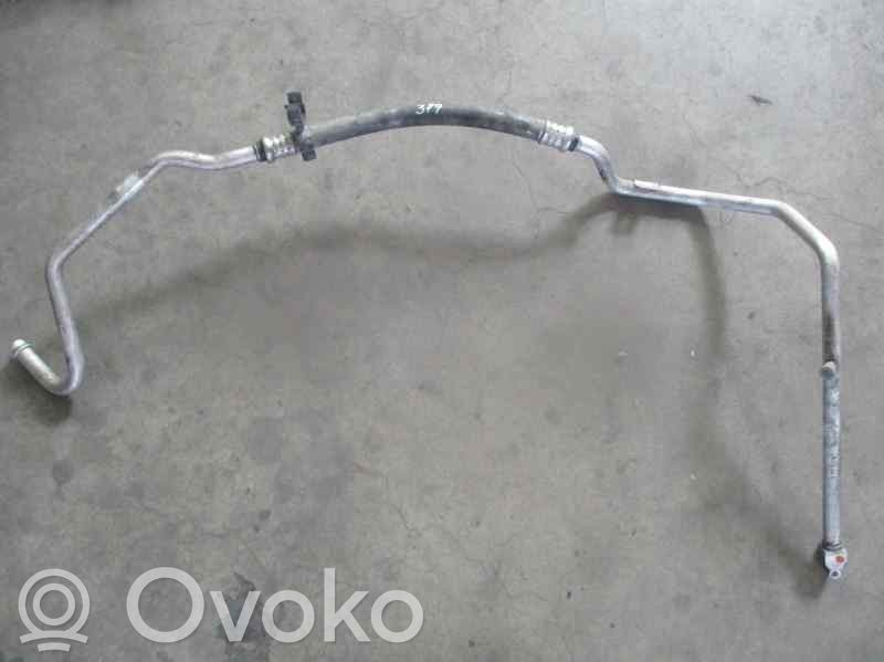 Ilmastointilaitteen putki (A/C)   JUE001590