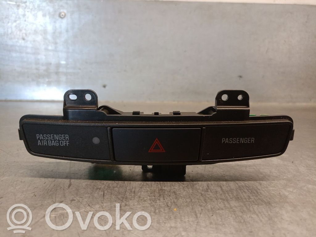 Mitsubishi Lancer X Hätävilkkujen kytkin 