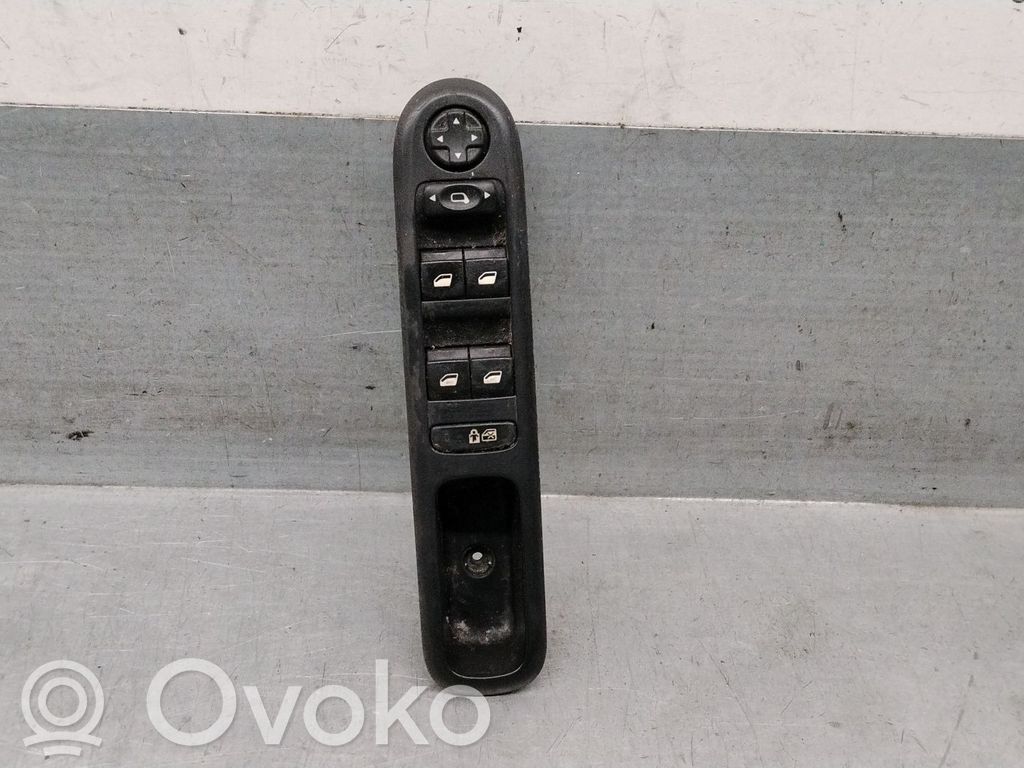 Peugeot 5008 Interruptor del elevalunas eléctrico 