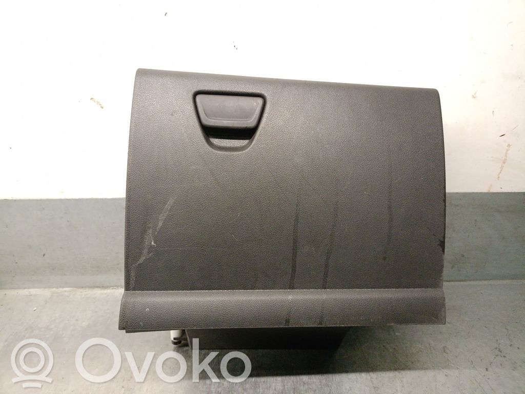 Ford Kuga II Hansikaslokero