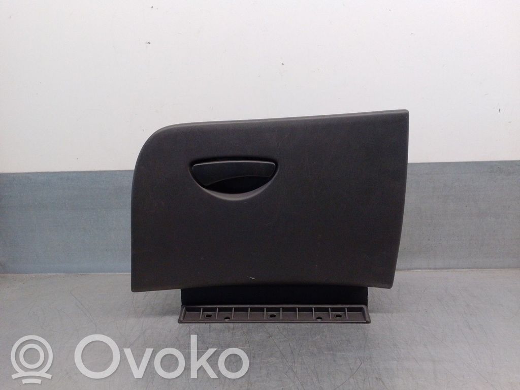 Ford Focus Hansikaslokero 