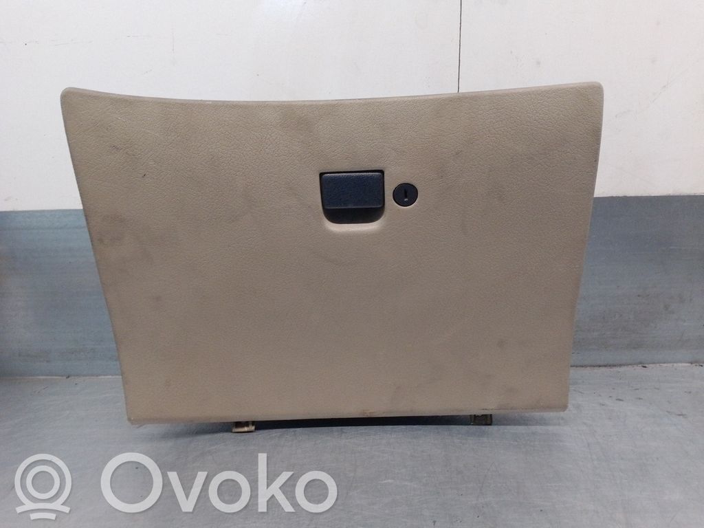 Nissan Terrano Hansikaslokero 