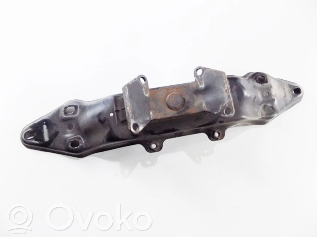 Engine mounting bracket