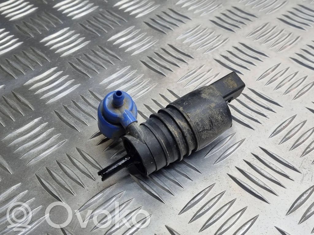 Volkswagen Caddy Windscreen/windshield washer pump 