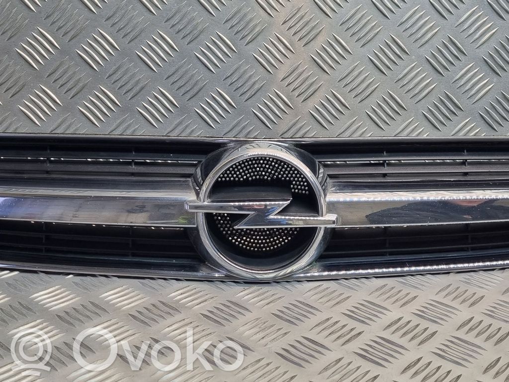 Opel Vectra C Etupuskurin ylempi jäähdytinsäleikkö 