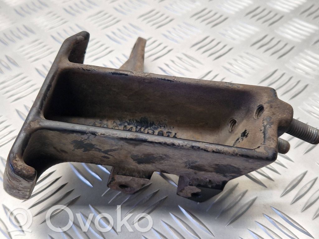 Volvo V70 Engine mounting bracket 