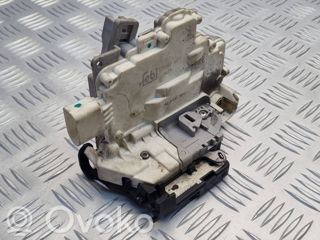 Volkswagen PASSAT B7 Front door lock 