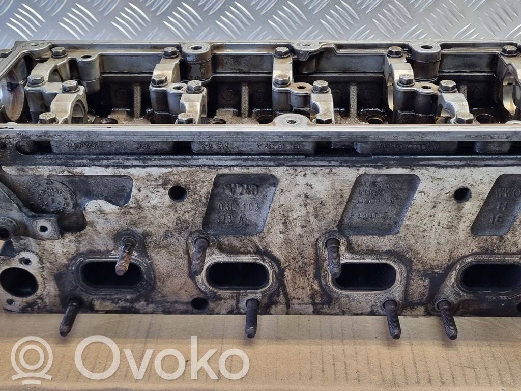 Volkswagen PASSAT B7 Chiulasă motor 